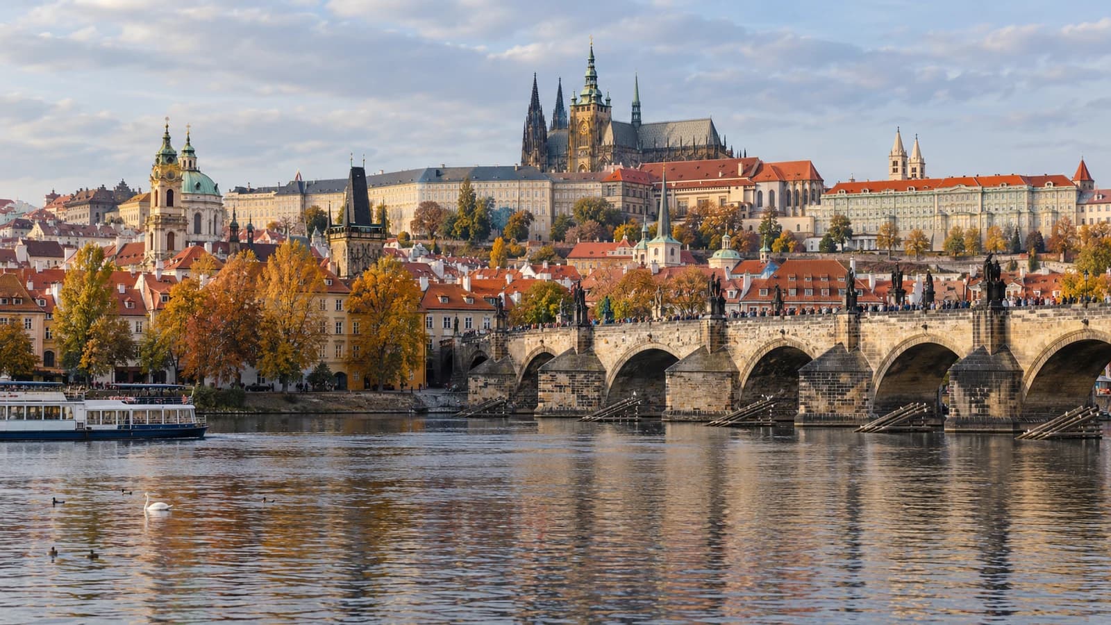 Illustration éditoriale créée par IA du pont Charles et du Château de Prague au-dessus de la Vltava en automne.